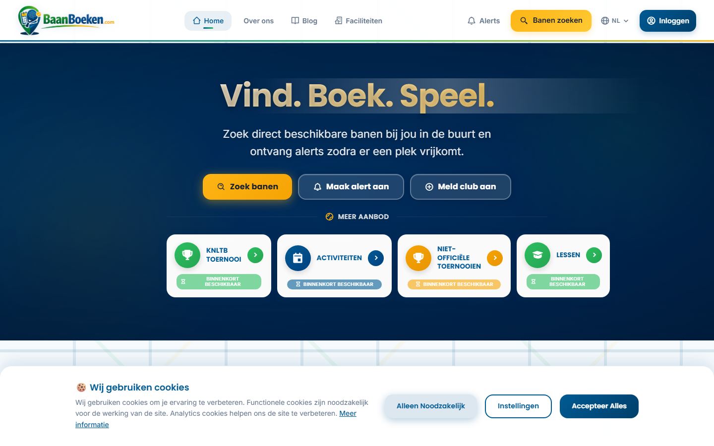 De homepage van baanboeken.com op een breed scherm: een zoekbalk voor baan, datum en tijd boven een kaart van Nederland met de beschikbare padel- en tennisbanen eromheen.